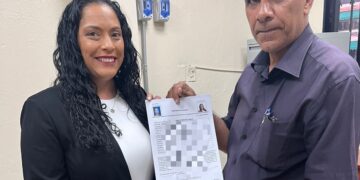 Isha Cabrera oficializa candidatura a diputada por Ultramar ante la JCE