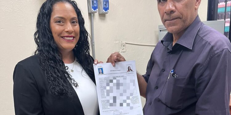 Isha Cabrera oficializa candidatura a diputada por Ultramar ante la JCE