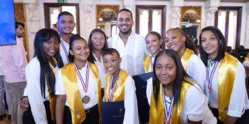 Ministerio de la Juventud otorgará becas a 150 estudiantes reconocidos a la "Excelencia Académica"