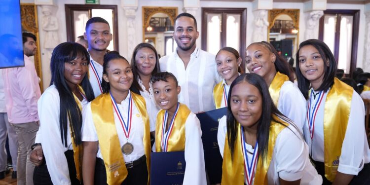 Ministerio de la Juventud otorgará becas a 150 estudiantes reconocidos a la "Excelencia Académica"