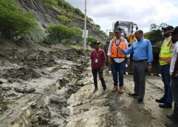 Deligne Ascención supervisa daños causados por disturbio atmosférico en provincias de Ocoa y Azua
