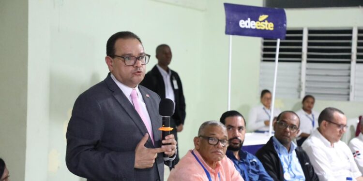 Residentes de Los Guaricanos en SDN destacan trabajos de Edeeste para mejorar servicio energético