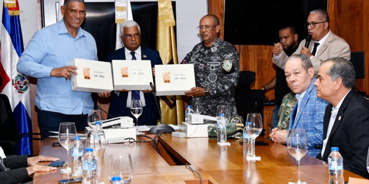 Policía Nacional recibe 12 mil tablets para ser utilizadas en trabajos de prevención