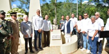 Efemérides Patrias enaltece a las Hermanas Mirabal e inaugura escultura de Rufino de la Cruz