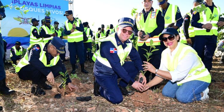 Fuerza Armada y PN realizan jornada de plantación de árboles, como parte del Plan Nacional de Reforestación