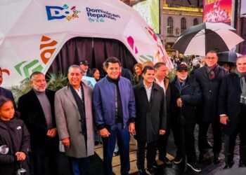 Miles de personas visitan Times Square para disfrutar del calor dominicano