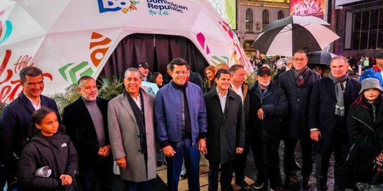 Miles de personas visitan Times Square para disfrutar del calor dominicano