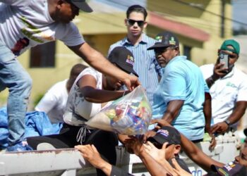 Aquilino Serrata lleva ayudas a cientos de familias afectadas por las lluvias en SDO