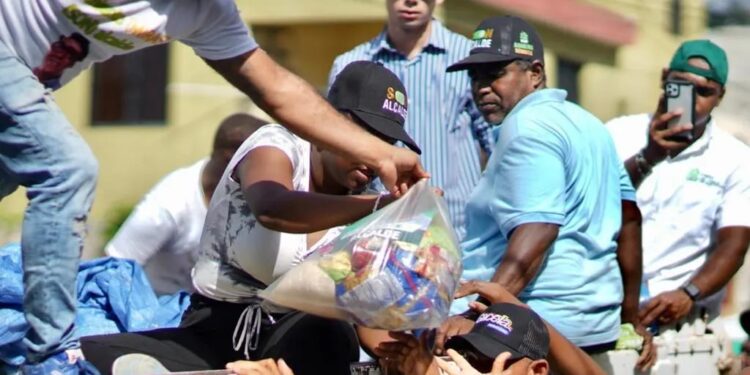 Aquilino Serrata lleva ayudas a cientos de familias afectadas por las lluvias en SDO
