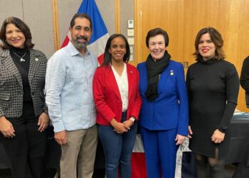 Embajadora Sonia Guzmán participa en Noche Internacional en Academia del FBI en Virginia