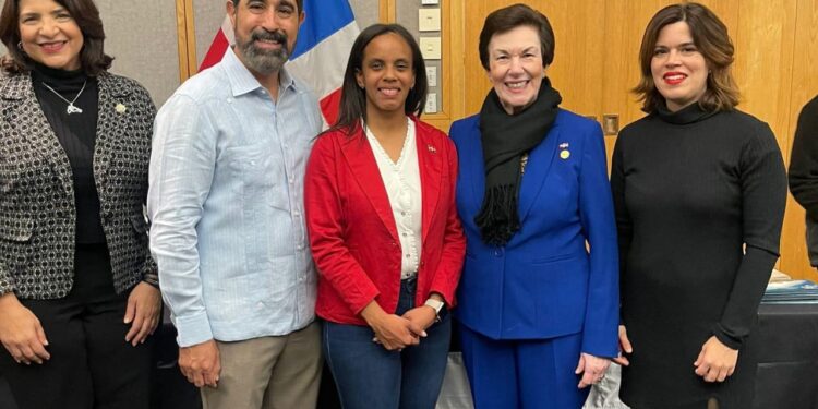 Embajadora Sonia Guzmán participa en Noche Internacional en Academia del FBI en Virginia