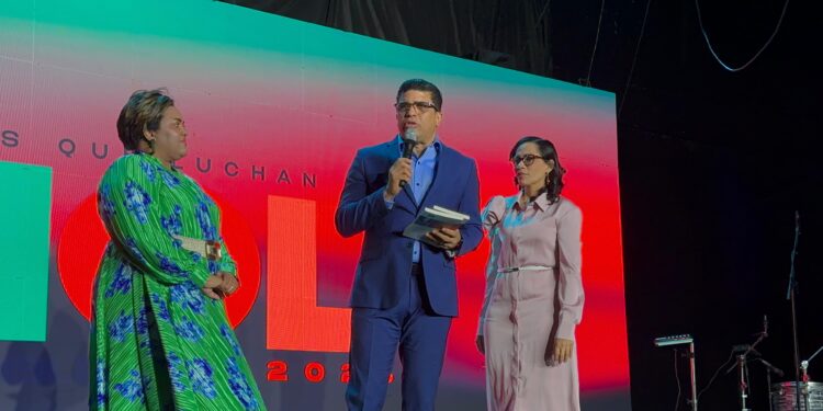 Celebran  en Alma Rosa “Mujeres  que Luchan” un evento del pastor Dio Astacio en la iglesia Tabernáculo de Adoración