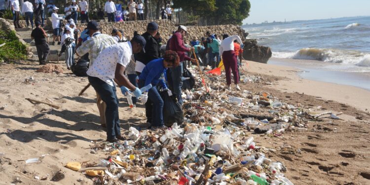 APORDOM realiza jornada de limpieza de playa