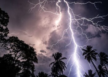 Aguaceros con tormentas eléctricas y aisladas ráfagas de viento sobre diferentes puntos del país