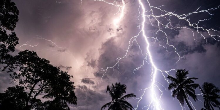 Aguaceros con tormentas eléctricas y aisladas ráfagas de viento sobre diferentes puntos del país