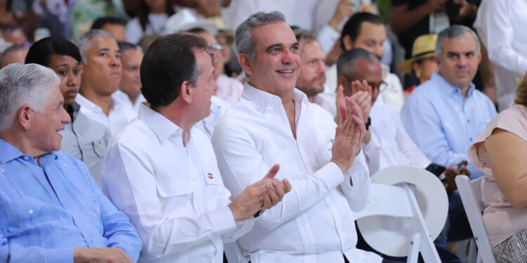 Presidente Abinader deja inaugurado festival del cigarro