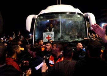 Liberan 10 rehenes israelíes y 2 tailandeses en el quinto día de tregua