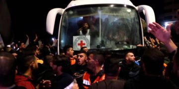 Liberan 10 rehenes israelíes y 2 tailandeses en el quinto día de tregua