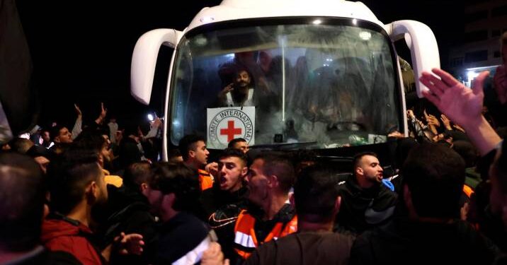 Liberan 10 rehenes israelíes y 2 tailandeses en el quinto día de tregua