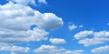 Nubes dispersas y escasas precipitaciones en horas matutinas