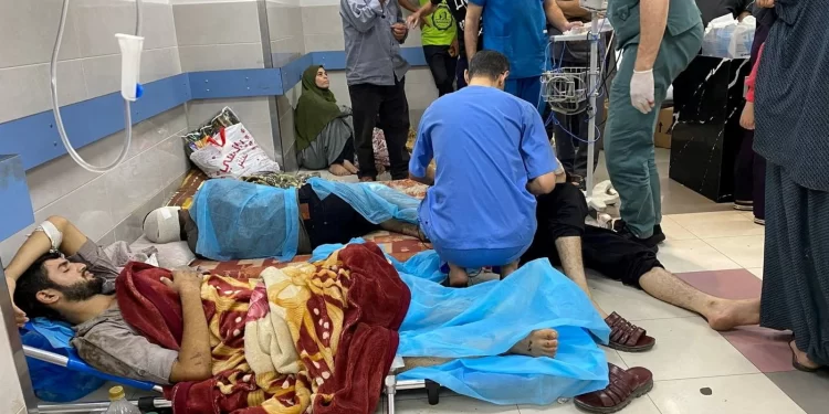Israel ataca simultáneamente varios hospitales de Gaza dejando decenas de muertos
