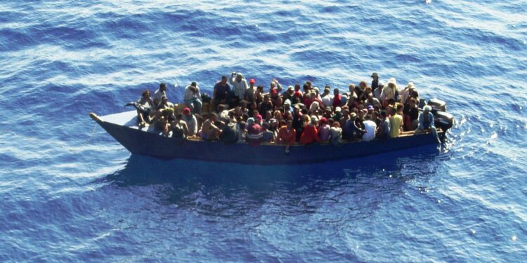 Al menos 89 dominicanos repatriados tras interceptar yola en aguas de puertorriqueñas