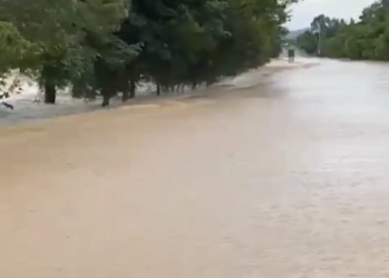 Río Yuna arrastra tres personas en paso por autovía Juan Pablo II