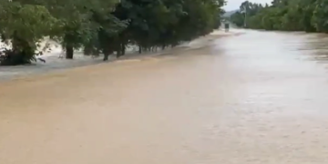 Río Yuna arrastra tres personas en paso por autovía Juan Pablo II