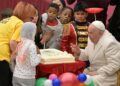 El papa celebra su 87 cumpleaños con fiesta rodeado de niños