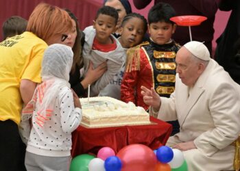 El papa celebra su 87 cumpleaños con fiesta rodeado de niños