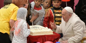 El papa celebra su 87 cumpleaños con fiesta rodeado de niños