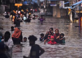 El ciclón Michaung comienza a tocar tierra en el este de la India y deja ya 8 muertos