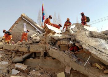 Prosiguen rescates en medio del frío mientras empieza a llegar ayuda tras sismo en China