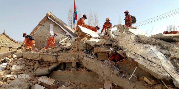 Prosiguen rescates en medio del frío mientras empieza a llegar ayuda tras sismo en China