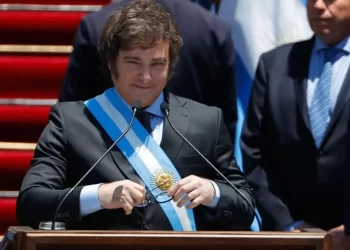 Argentina devalúa un 50 % su moneda y anuncia un paquete de "urgencia"