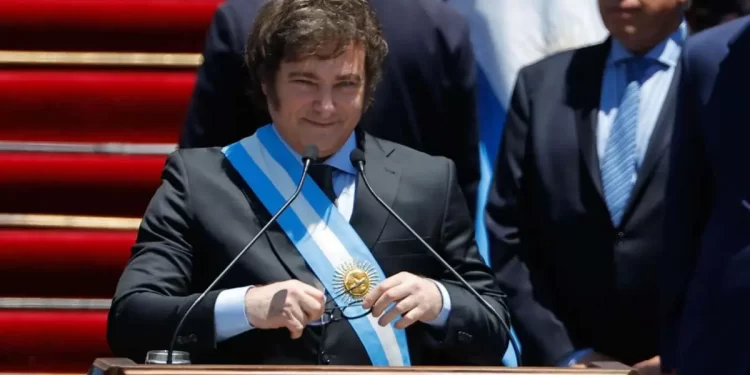 Argentina devalúa un 50 % su moneda y anuncia un paquete de "urgencia"