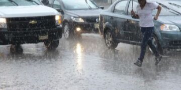 Mayormente nublado con aguaceros fuertes en ocasiones, tronadas y ráfagas de viento sobre varias provincias