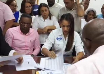 Betty Gerónimo inscribe candidatura a la alcaldía por SDN
