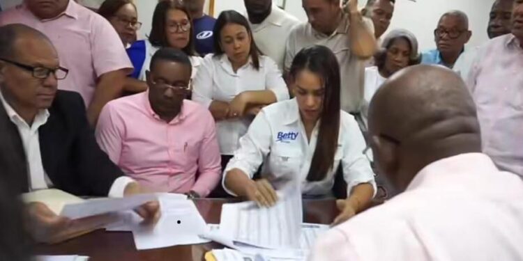 Betty Gerónimo inscribe candidatura a la alcaldía por SDN