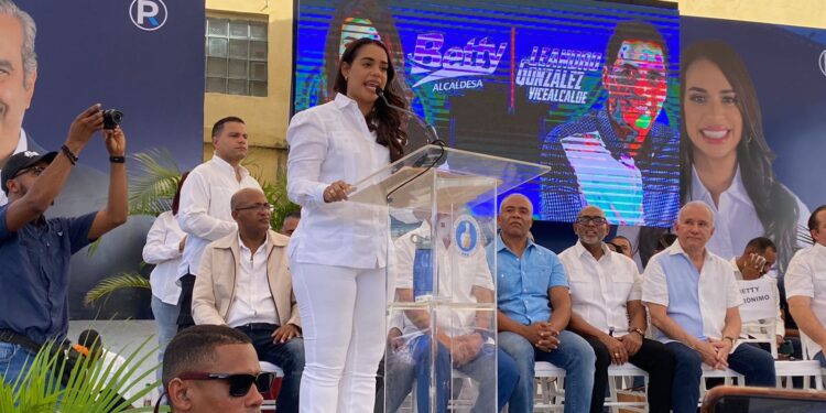 Exdirigentes del PLD pasan a respaldar candidatura a de Betty Gerónimo