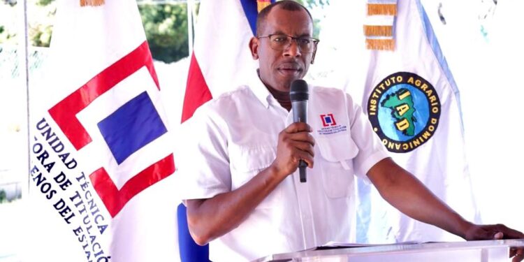 Inician proceso de titulación de solares, parcelas y viviendas en Azua