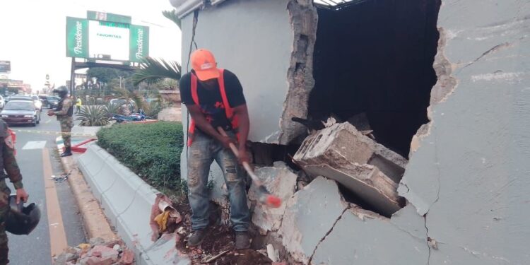 MOPC afirma no representa peligro escombros caídos en túnel 27 de Febrero tras accidente 