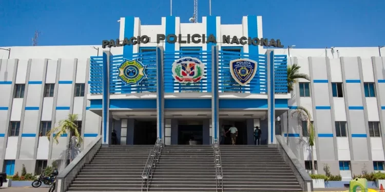 Sancionarán oficial grabado agrediendo a ciudadano en Los Mina