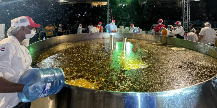 2,300 libras faltaron para romper Récord del sancocho más grande del mundo en RD