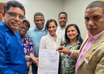 Dío Astacio inscribe candidatura a alcalde; actual vicealcaldesa será su compañera de boleta