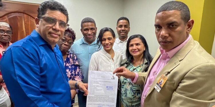 Dío Astacio inscribe candidatura a alcalde; actual vicealcaldesa será su compañera de boleta