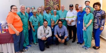 Reconocen a equipo de médicos del Atrium Health Wake Forest Baptist por Jornadas de Cirugías junto a Hanesbrands