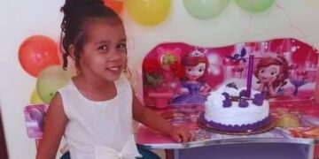 ¡Terrible tragedia! Tío da reversa a camioneta y atropella niña en Higüey