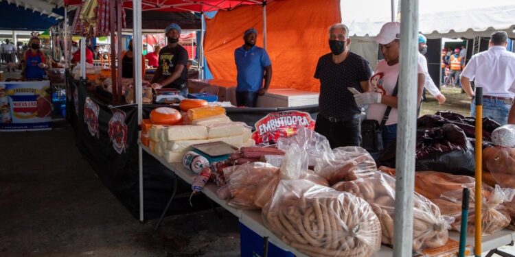 Abinader inaugura feria “Navidad del Cambio con el Inespre 2023” 