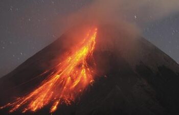 Suben a 23 los muertos en el volcán indonesio tras hallar el último alpinista desaparecido